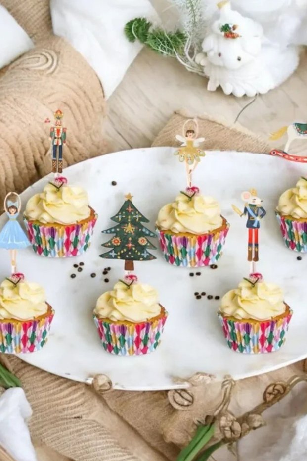 8-Piece Toothpick Cake Decoration with Multi-Colored Christmas Figures