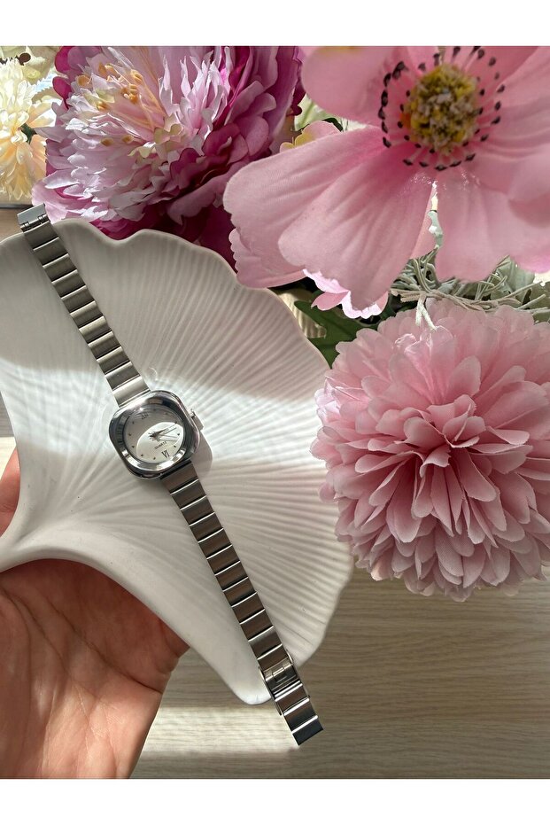 Minimal Metal Women's Wristwatch Round Silver