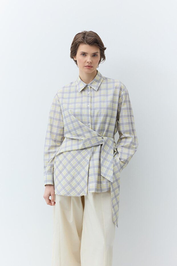 قميص منقوش بعقدة باللون الرمادي