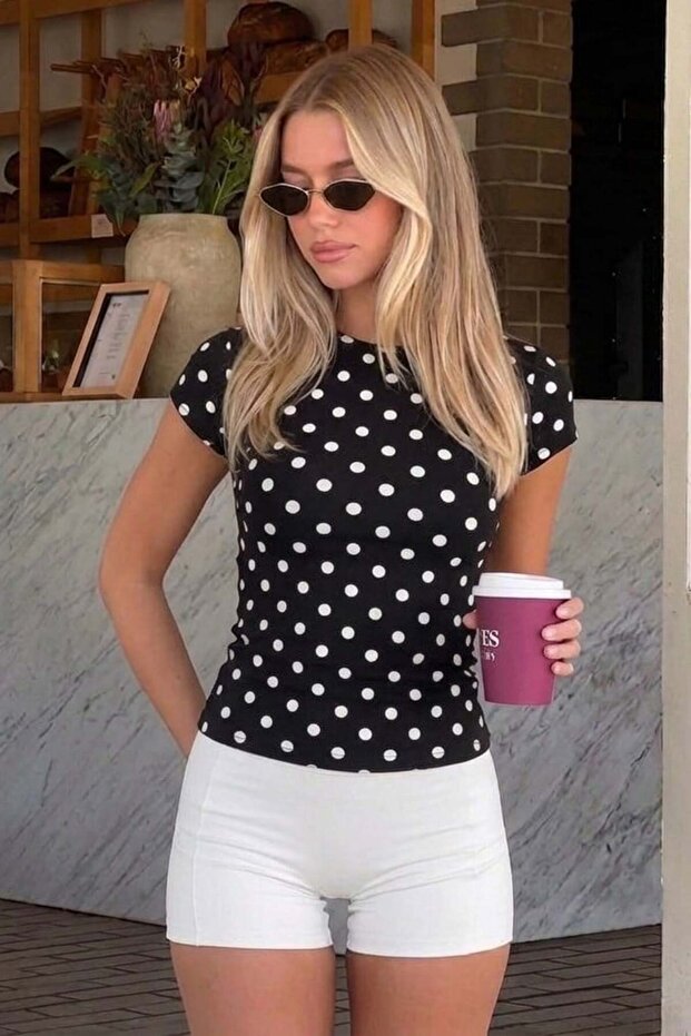 تي شيرت أساسي أسود منقط بأكمام قصيرة SH379