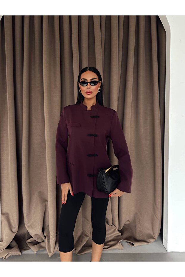 سترة نسائية بتصميم نابليون مزينة بأزرار، ذات جودة ممتازة، وياقة أنيقة، وتصميم خاص.