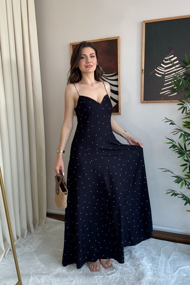 فستان ماكسي أسود بحزام منقط