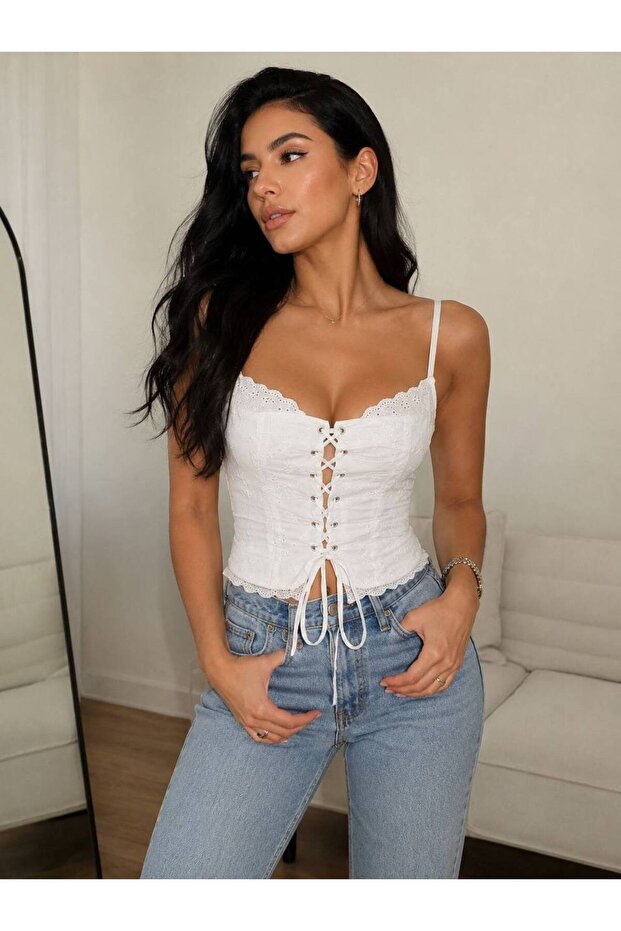 بلوزة نسائية بيضاء مزينة بالدانتيل