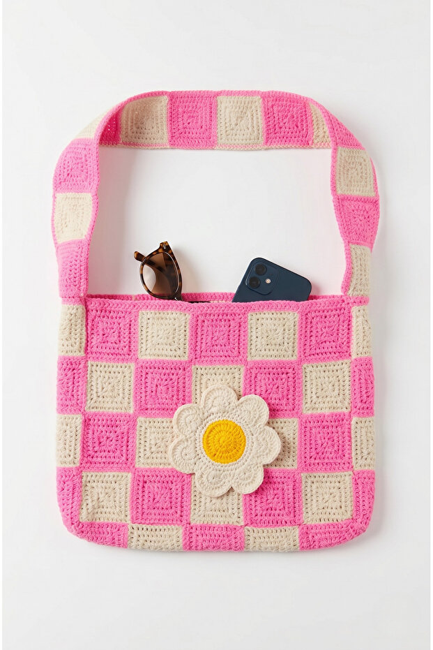 حقيبة كتف محبوكة يدويًا – نمط مربعات، تفاصيل كروشيه على شكل زهرة الأقحوان (Granny Square)