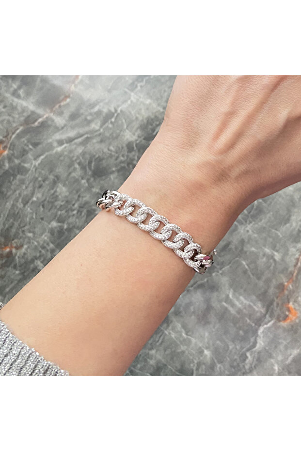 Xuping Gourmet Bracelet with Stones in the Middle