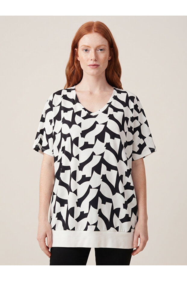 Women's V-Neck Black and White Patterned Regular Fit T-Shirt