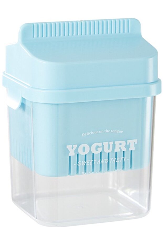 Yogurt/cheese strainer with lid.