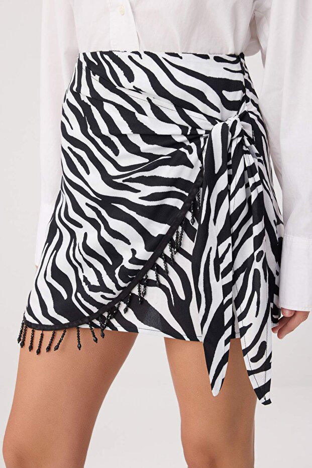 Siyah Beyaz Zebra Desenli Boncuk Detaylı Mini Kruvaze Etek TWOSS26ET00215 - 3