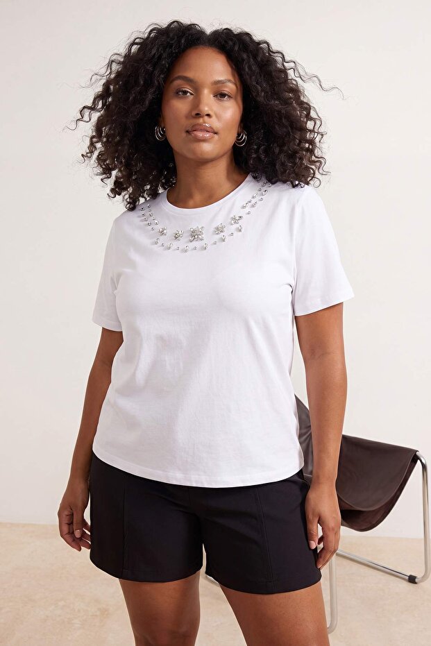 Beyaz Regular/Normal Kalıp Aksesuar Detaylı Tok %100 Pamuk Örme Büyük Beden T-Shirt TBBSS26BF00064 - 2
