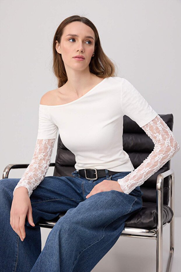 Ekru Fitted/Vücuda Oturan Asimetrik Yaka Dantel Detaylı Soft Touch Örme Bluz TWOSS26BZ01008 - 2