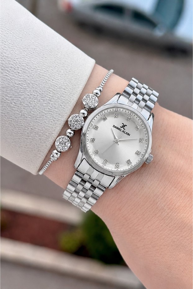Metallic Color 28 mm Women's Wristwatch with 2 Years Warranty