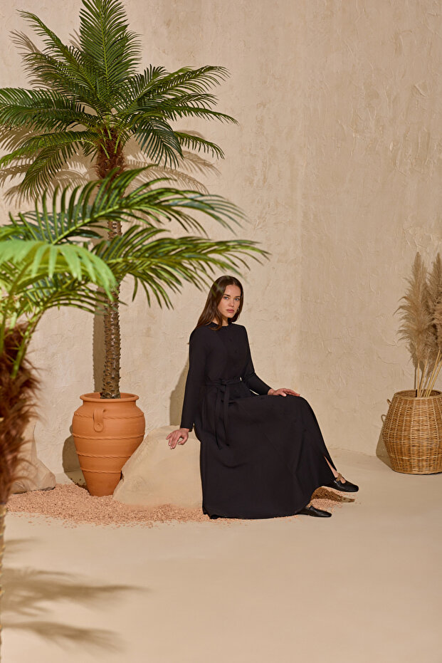 فستان أسود برقبة دائرية