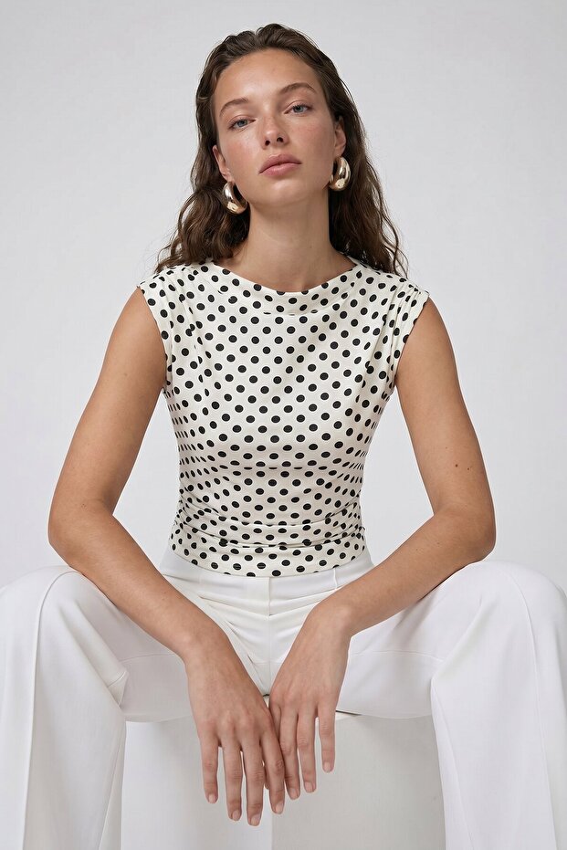 Polka Dot Patterned Boat Neck Sleeveless Blouse