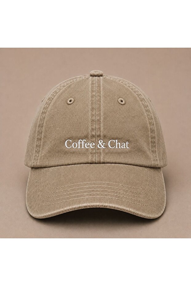 قبعة قابلة للغسل بتصميم كلاسيكي مطرزة من Coffee & Chat