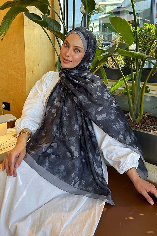 شال لارا ناعم بنقشة الزهور باللون الأسود