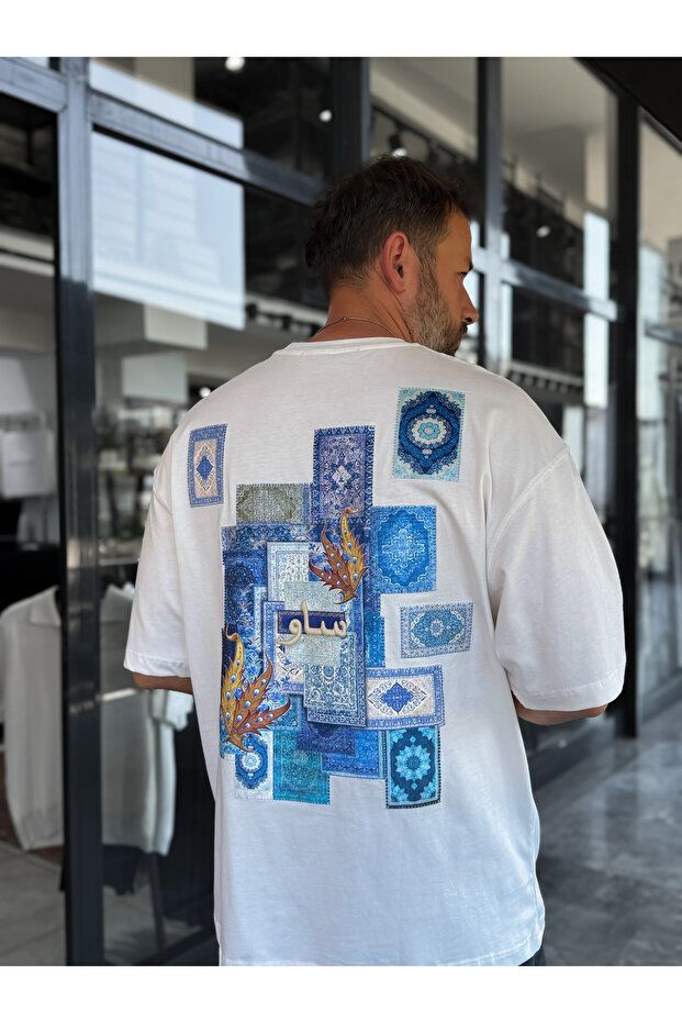 تي شيرت أبيض بتصميم عثماني مزين بالرقع ومقاس كبير SW-5081