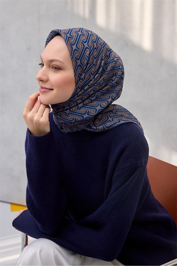 وشاح ناعم من القطن والبوليستر بنمط هندسي كريمي داكن 90×90