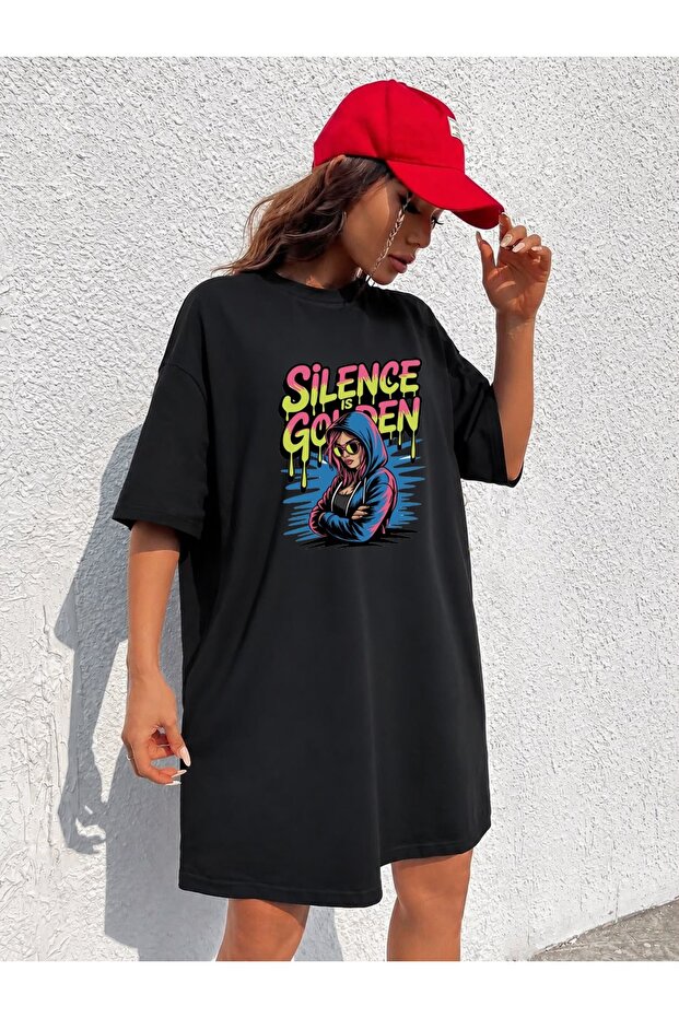 تي شيرت نسائي طويل جدًا وواسع الحجم مطبوع عليه "Silence Is Golden" بطباعة الجرافيتي