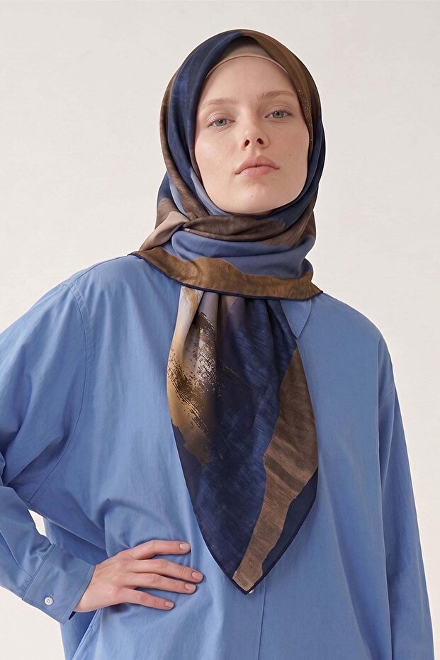وشاح ملكي بنمط تجريدي باللون الأزرق الداكن