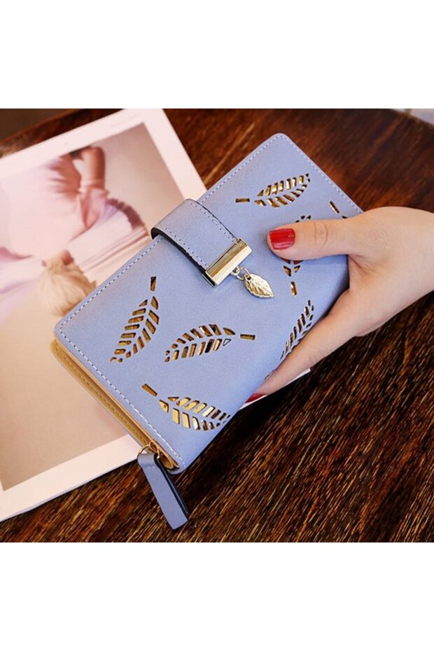 Women's apricot leather horizontal zipper mid-length leaf wallet.