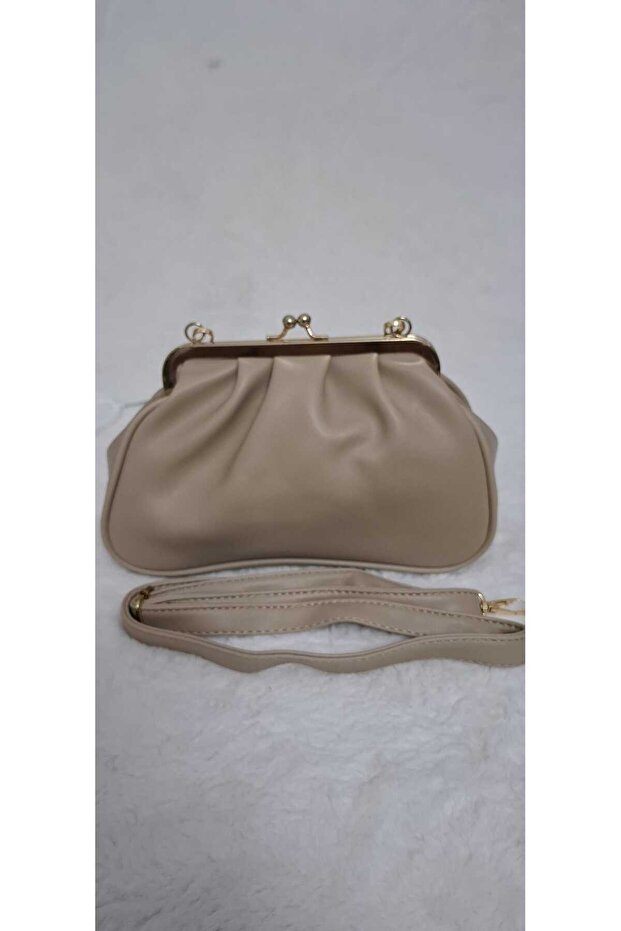 women's shoulder and handbag
