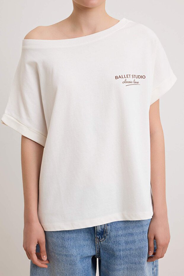 Ekru Slogan Oversize Kayık Yaka Düşük Kol Kısa Pamuklu Örme T-Shirt TWOSS26TS00150 - 3