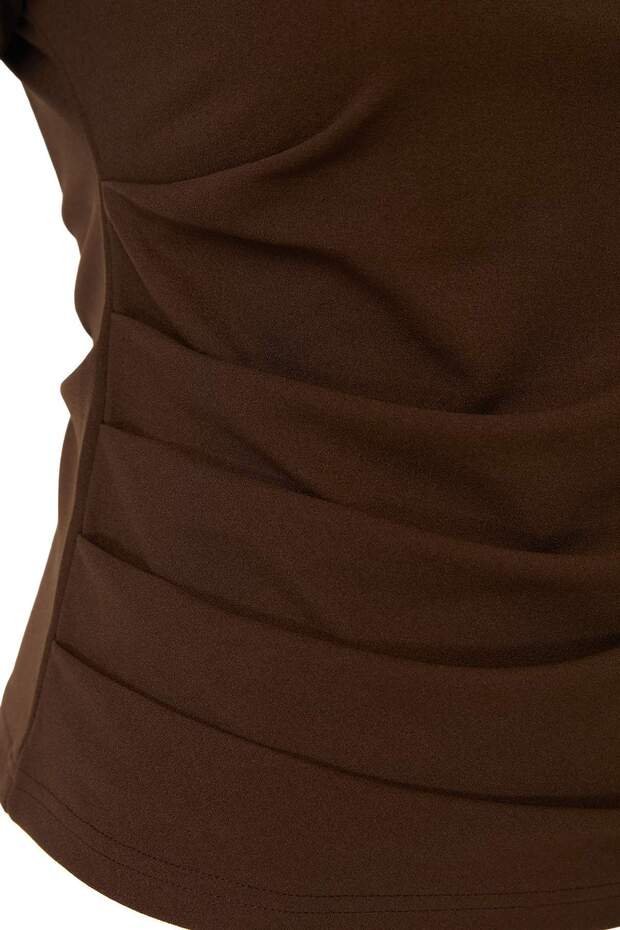 Kahverengi Fitted/Vücuda Oturan Kayık Yaka Düşük Kol Scuba Krep Örme Büyük Beden Bluz TBBSS26AF00227 - 5