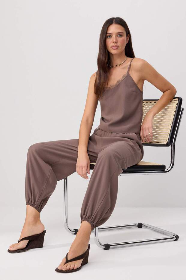 Trendyolmilla  Kahverengi Yumuşk Tuşeli Askılı Bluz Şalvar Pantolon Dokuma Alt - Üst Takım TWOSS26AU00175 - Görsel 3