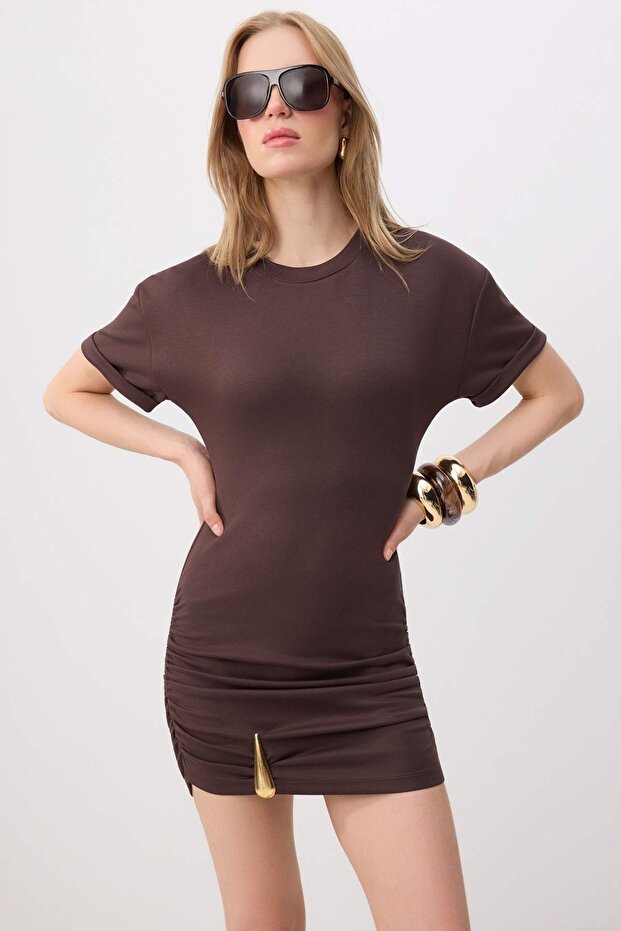 Kahverengi Bodycon Kısa Kollu Aksesuar Detaylı Mini Soft Touch Örme Elbise TWOSS26EL00561 - 1