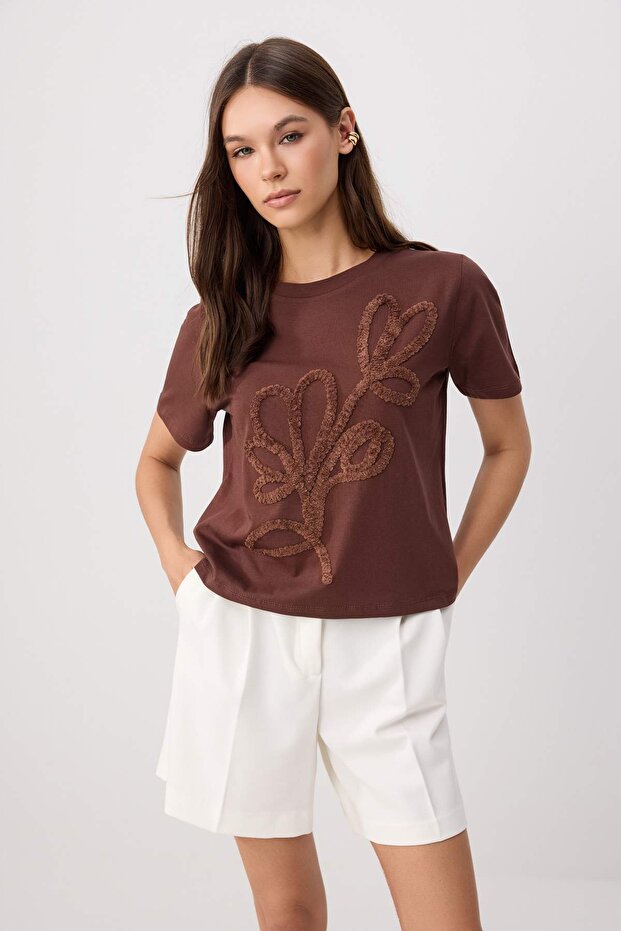 Kahverengi Nakışlı / İşlemeli Regular Bisiklet Yaka Kısa %100 Pamuk Örme T-Shirt TWOSS26TS00242