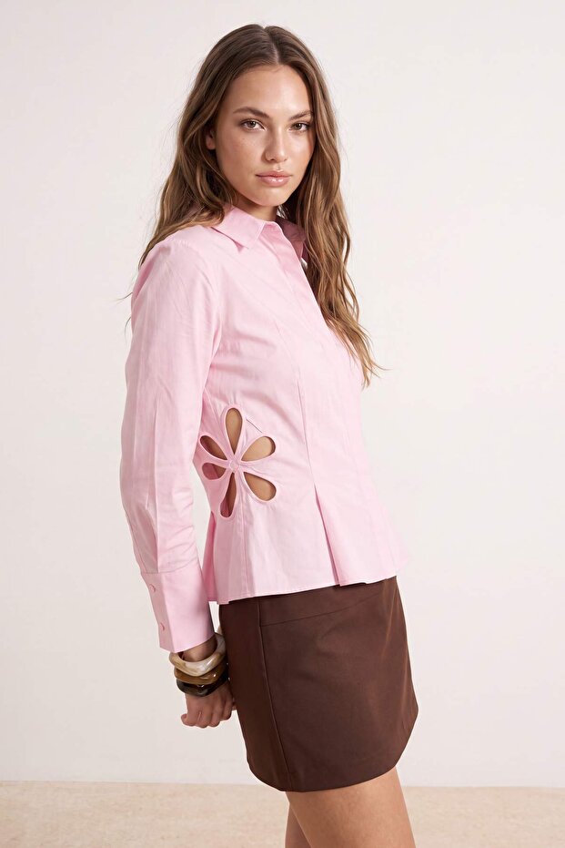 Pembe Çiçek Nakış Detaylı Bele Oturan Poplin Gömlek TWOSS26GO00057