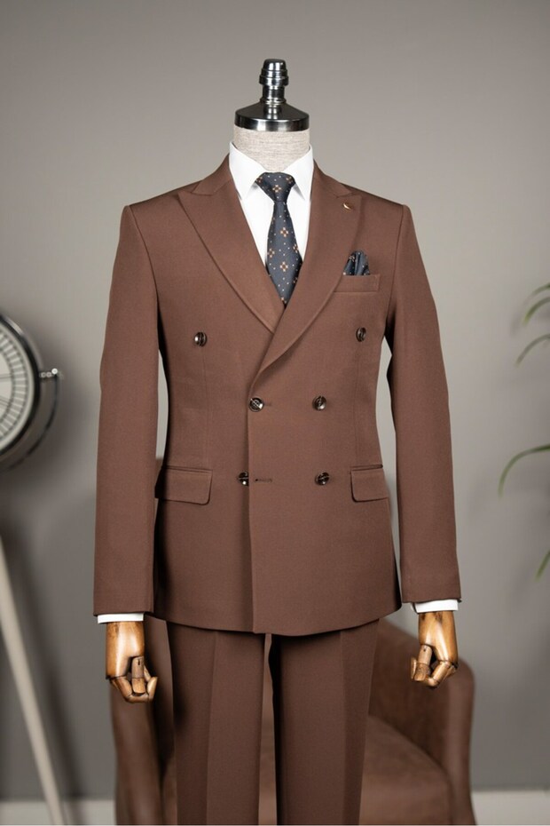 Exclusive Double-Breasted Suit Brown