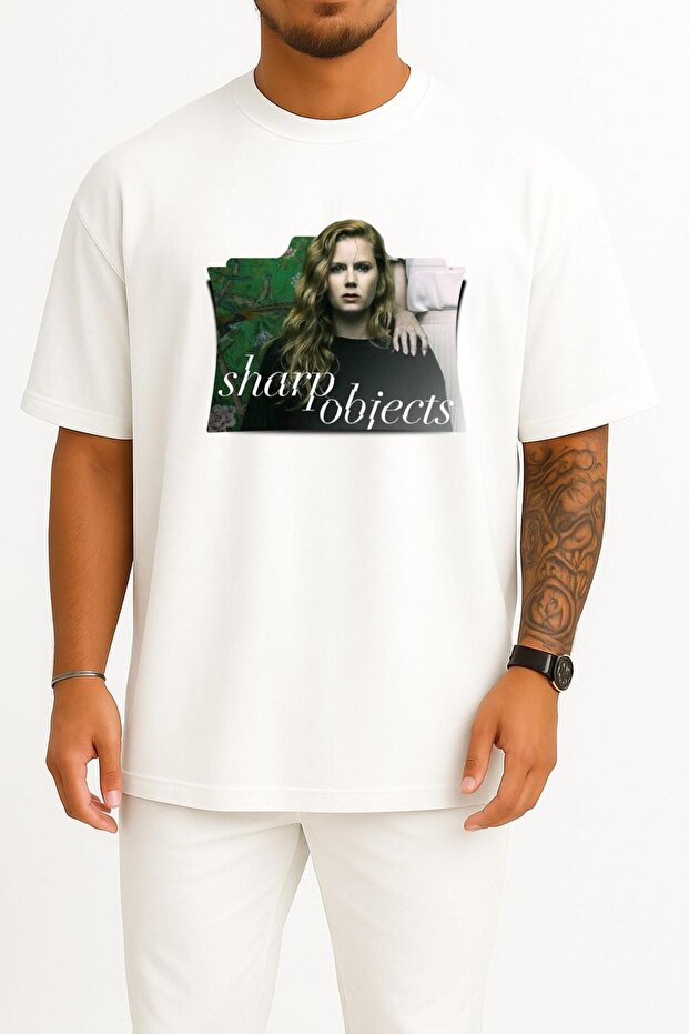 تي شيرت للجنسين بتصميم Sharp Objects من سلسلة التلفزيون، تي شيرت للجنسين بتصميم Sharp Objects على الصدر