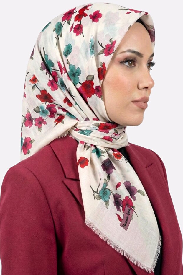 وشاح نسائي أبيض مزين بالزهور