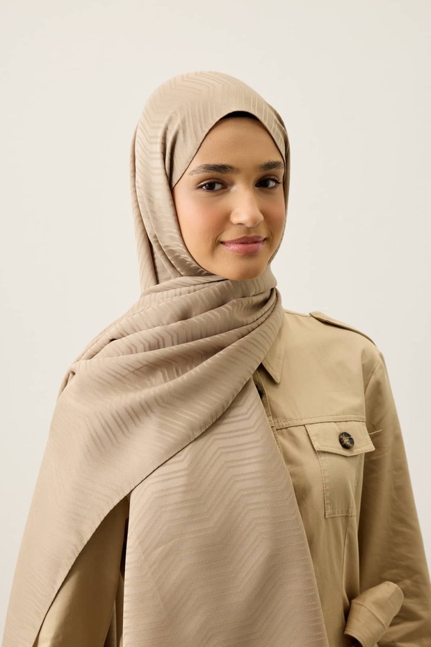 شال جاكار حريري بنمط متعرج