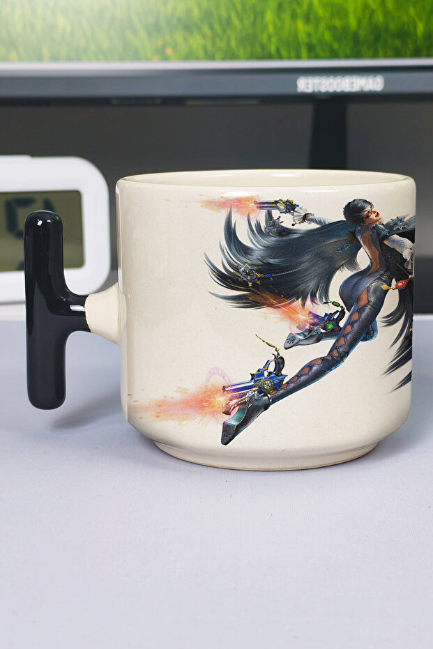 كوب سيراميك فاخر مطبوع عليه Bayonetta (قطعة واحدة) بمقبض أسود خاص على شكل حرف T بمقبض مموج V2T