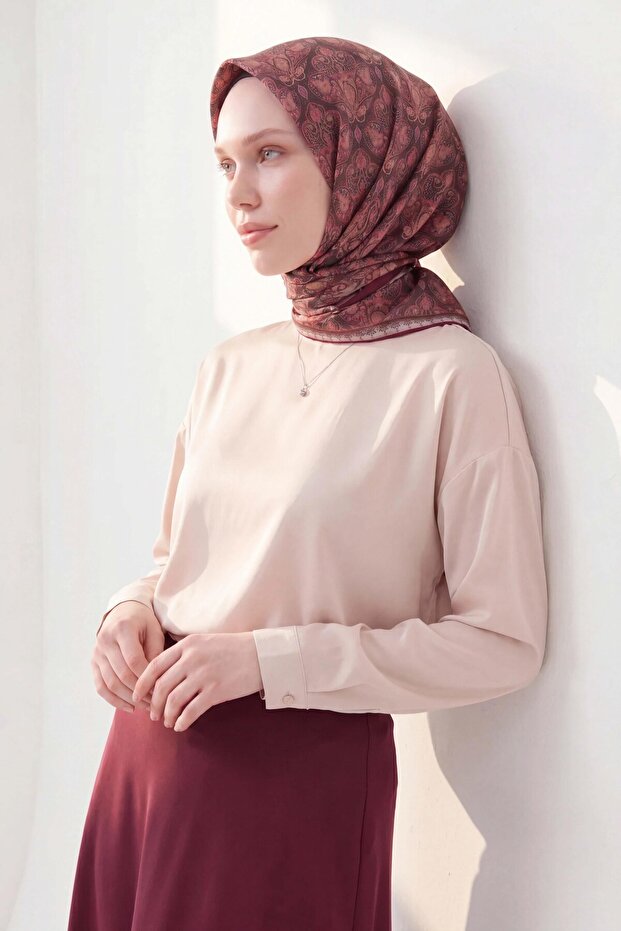 وشاح ناعم رومي أسود 90x90
