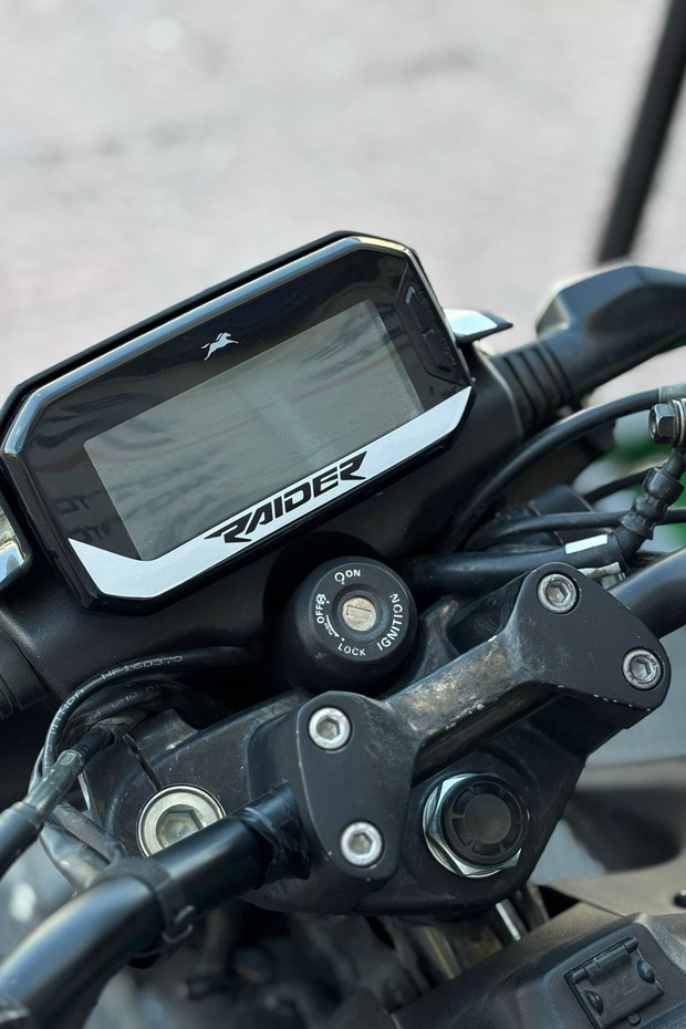 ملصق مكتوب عليه "Six Raider" متوافق مع شاشة العرض الرقمية لـ TVS Raider 125