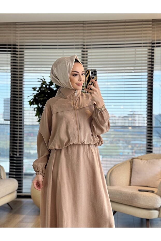 4454 بدلة روبا بسحّاب أمامي باللون البيج