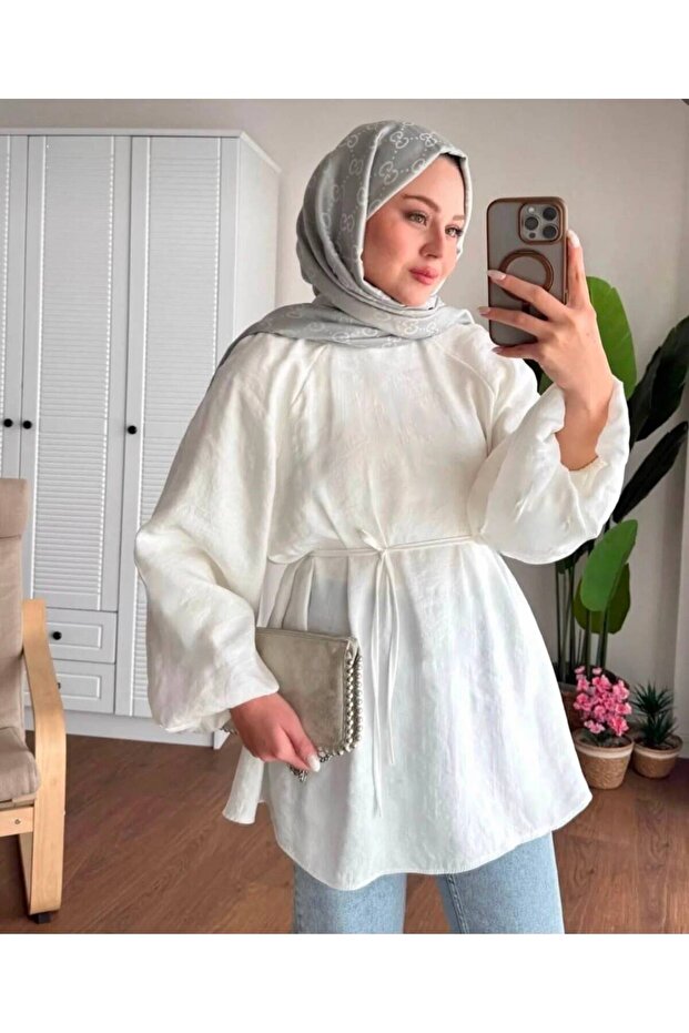 قميص منسوج بأكمام بالون وربطة عنق