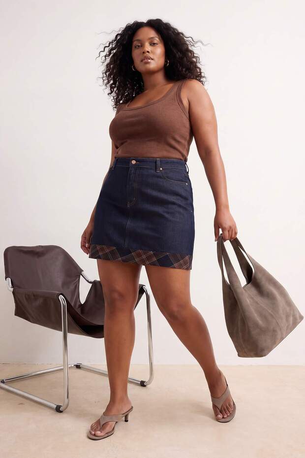 Koyu Mavi Ekose Detaylı %100 Pamuk Non-Stretch Mini Denim Etek TBBSS26AZ00045