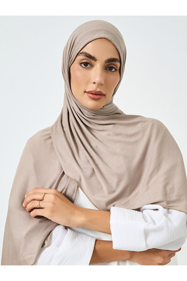 حجاب محبوك مطاطي بلون بيج موحد