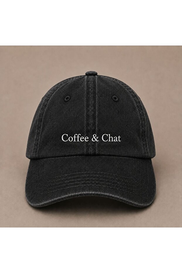قبعة قابلة للغسل بتصميم كلاسيكي مطرزة من Coffee & Chat