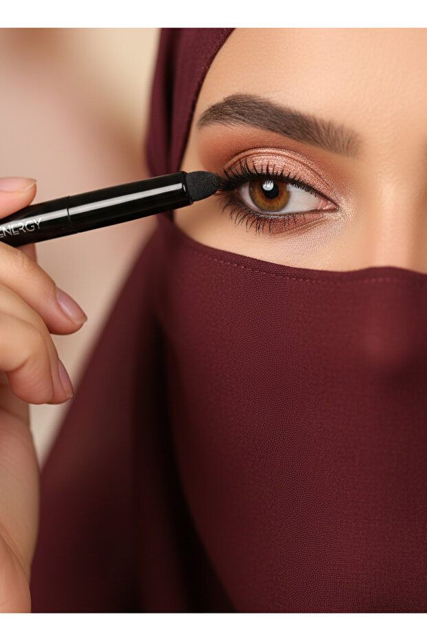 فرشاة مزج الكونسيلر بشعيرات من الألياف، تصميم برأس رصاصي مع حلقة نحاسية من خشب القيقب