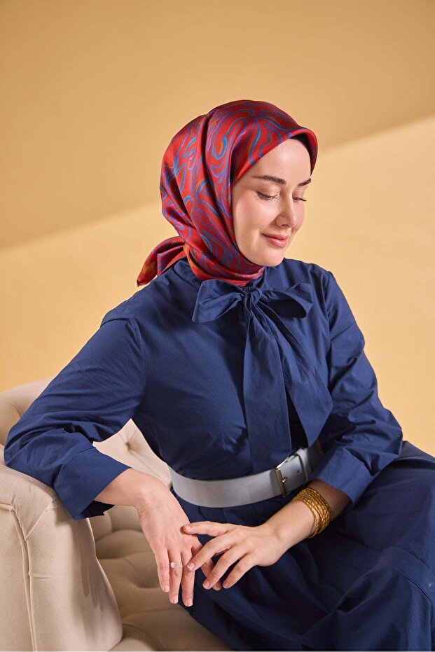 وشاح حرير تويل لين بتصميم البلاط الداكن