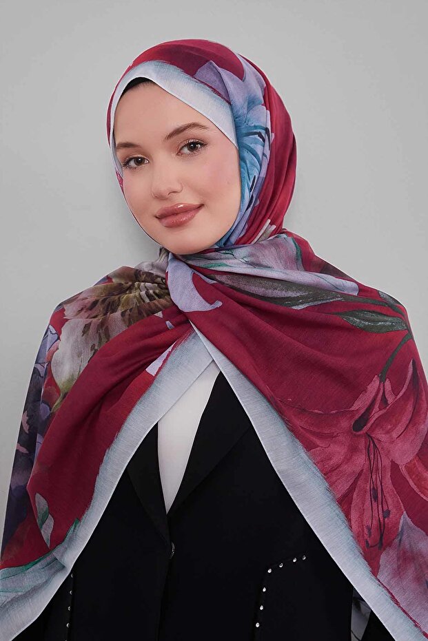 شال رياضي مطبوع عليه زنبق فيروزي