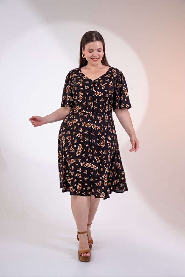 فستان نسائي كبير الحجم بياقة على شكل V وأزرار