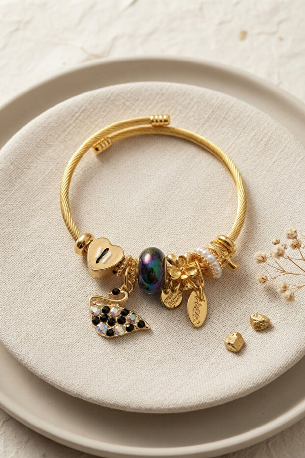 Black Swan Model Charm Bracelet -