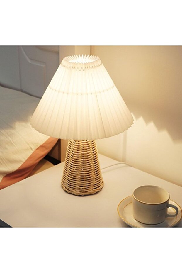 Cute little table lamp, rattan bedside table, modern bedside lamp, suitable for bedroom, home, and office decoration.