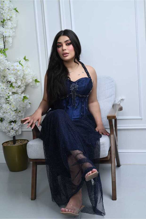 فستان سهرة كحلي بأسلوب الكورسيه وتطريز الكريستال